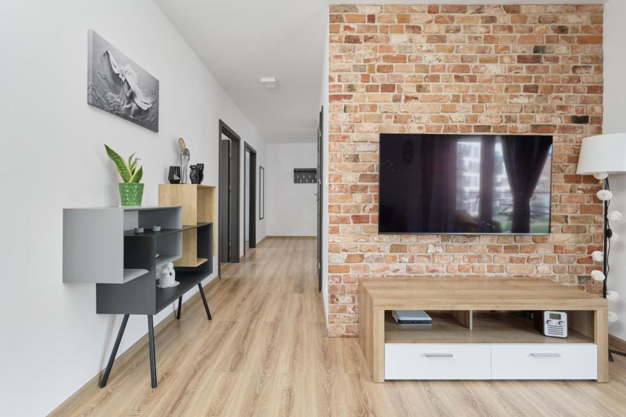 Spacious Apartment With Balcony Near The Slavic Hill Wroclaw By Renters Prestige Exterior foto
